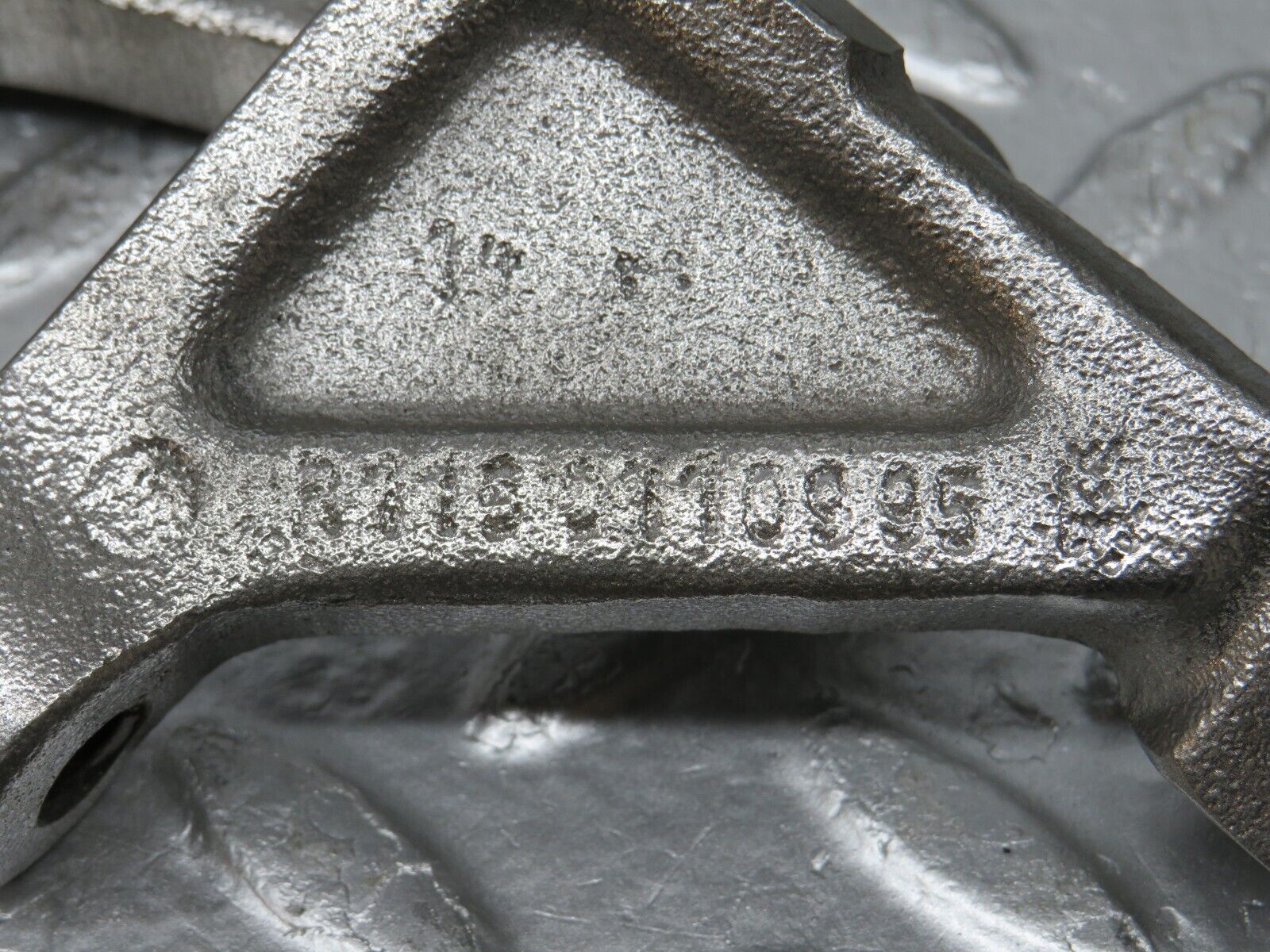 32952 Mercedes-Benz C107 R107 Engine Mount Bracket Pair 1160110895 1160110995