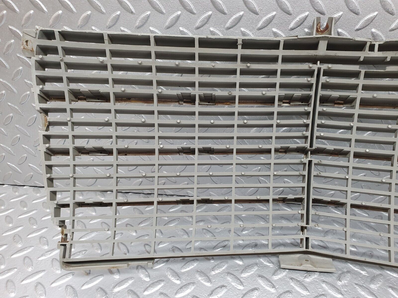 44103 Mercedes-Benz C123 230CE Coupe Bonnet Grill