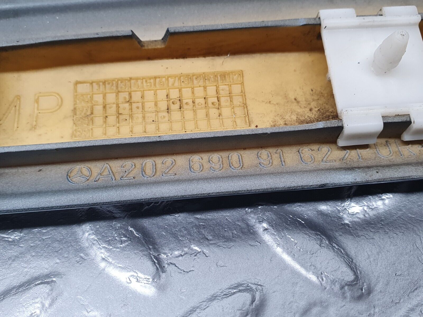 41803 Mercedes-Benz W202 C200 Front Left Fender Wing Centre Moulding 2026909162