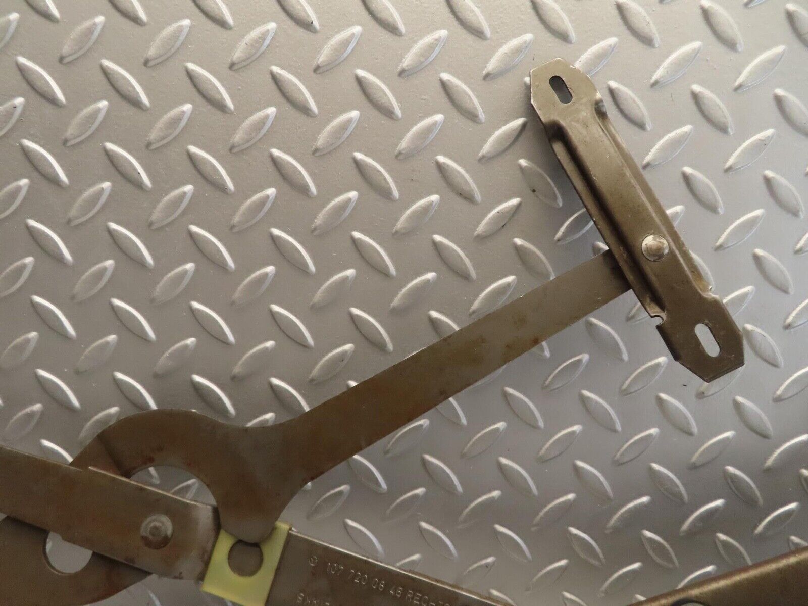 11752 Mercedes-Benz R107 450SL Front Right Power Window Regulator 1077200846