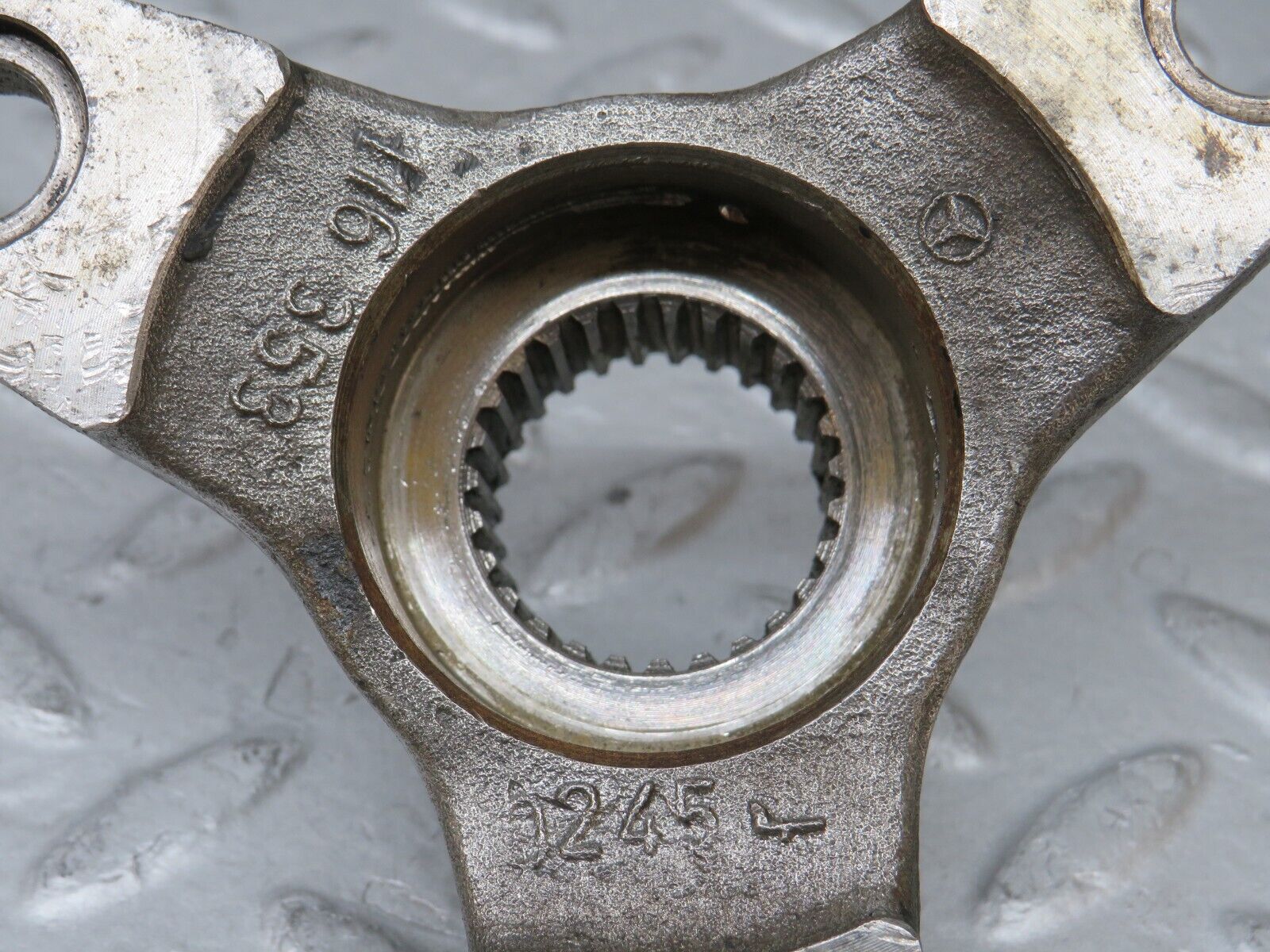 36432 Mercedes-Benz R107 450SL Automatic Gearbox Rear Flange 1163530245