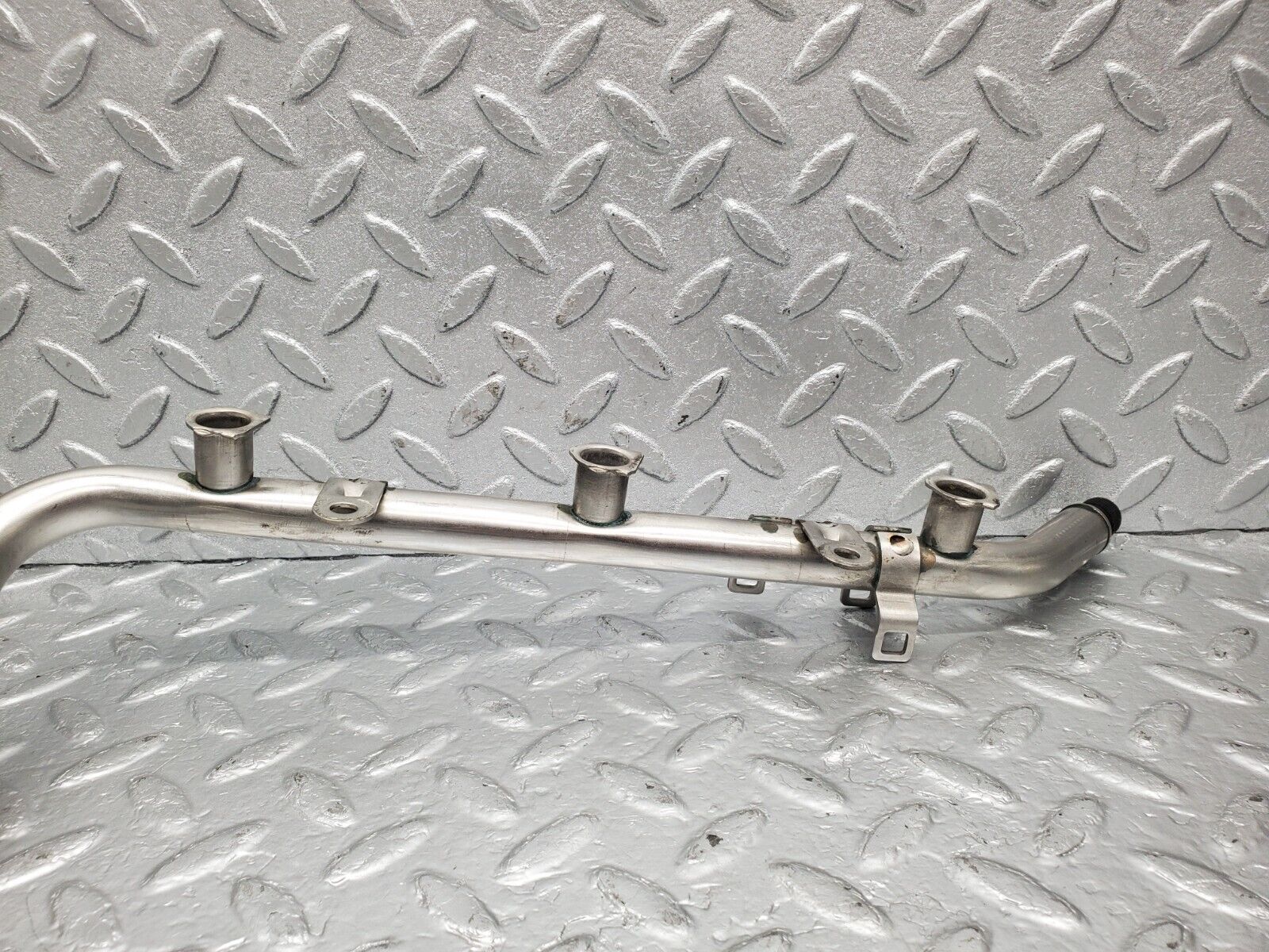 46809 Mercedes-Benz R129 320SL Coupe Fuel Injector Rail 0280151038 1120700095