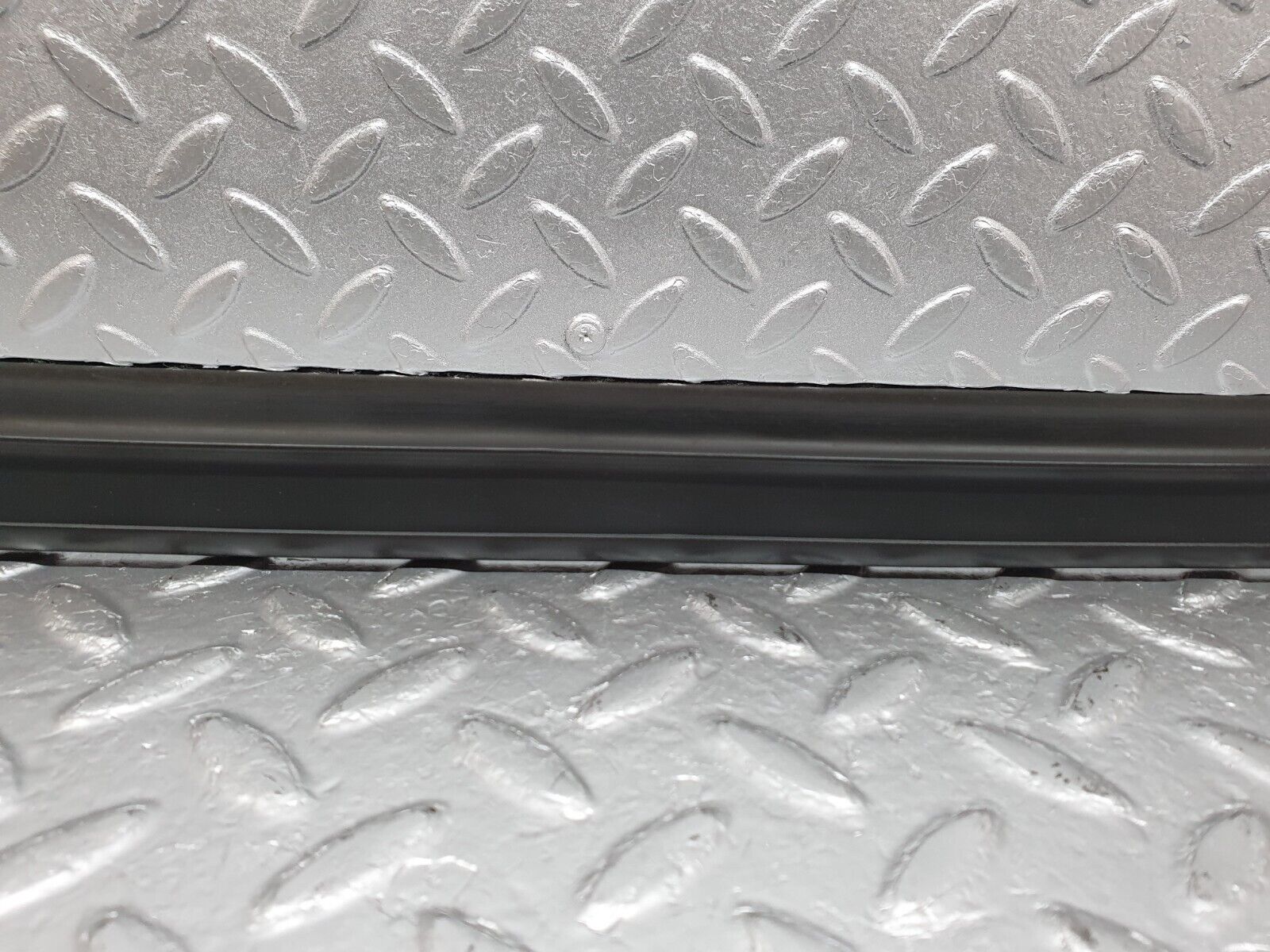 41714 Mercedes-Benz W124 200E Rear Windscreen Lower Rubber Seal