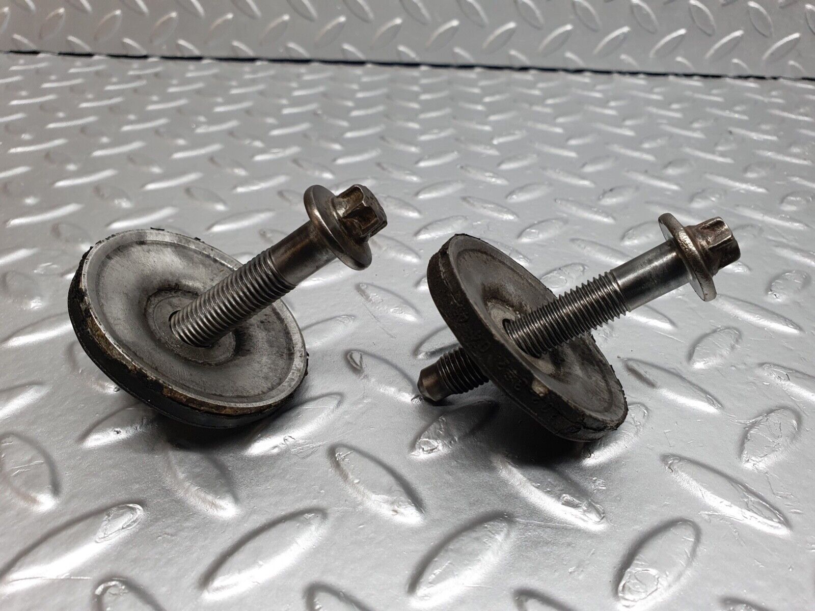 42032 Mercedes-Benz W202 C200 Engine Mount Bracket Bolt 2x