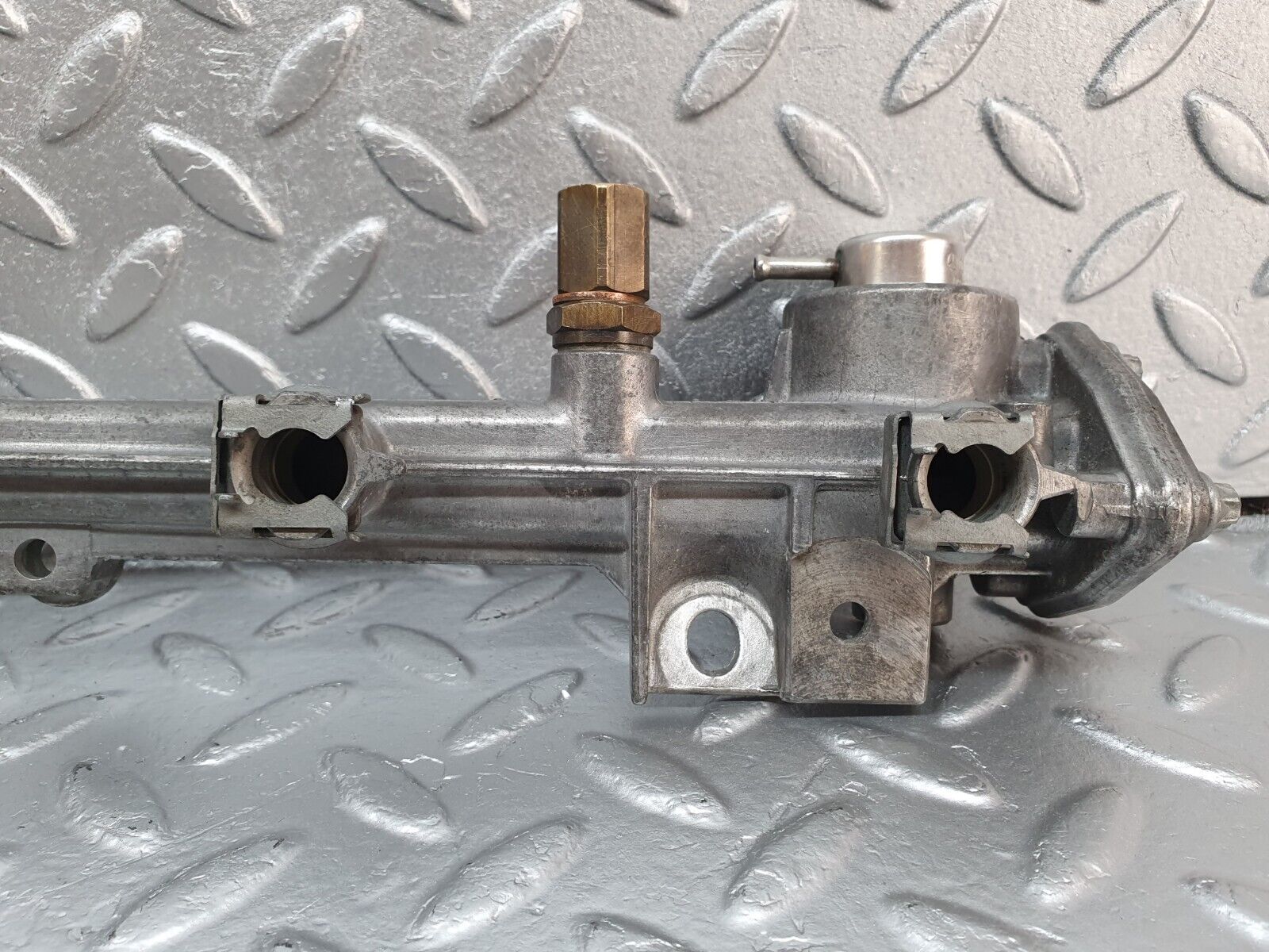 41883 Mercedes-Benz W202 C200 Fuel Injector Rail 1110781045 0000781889