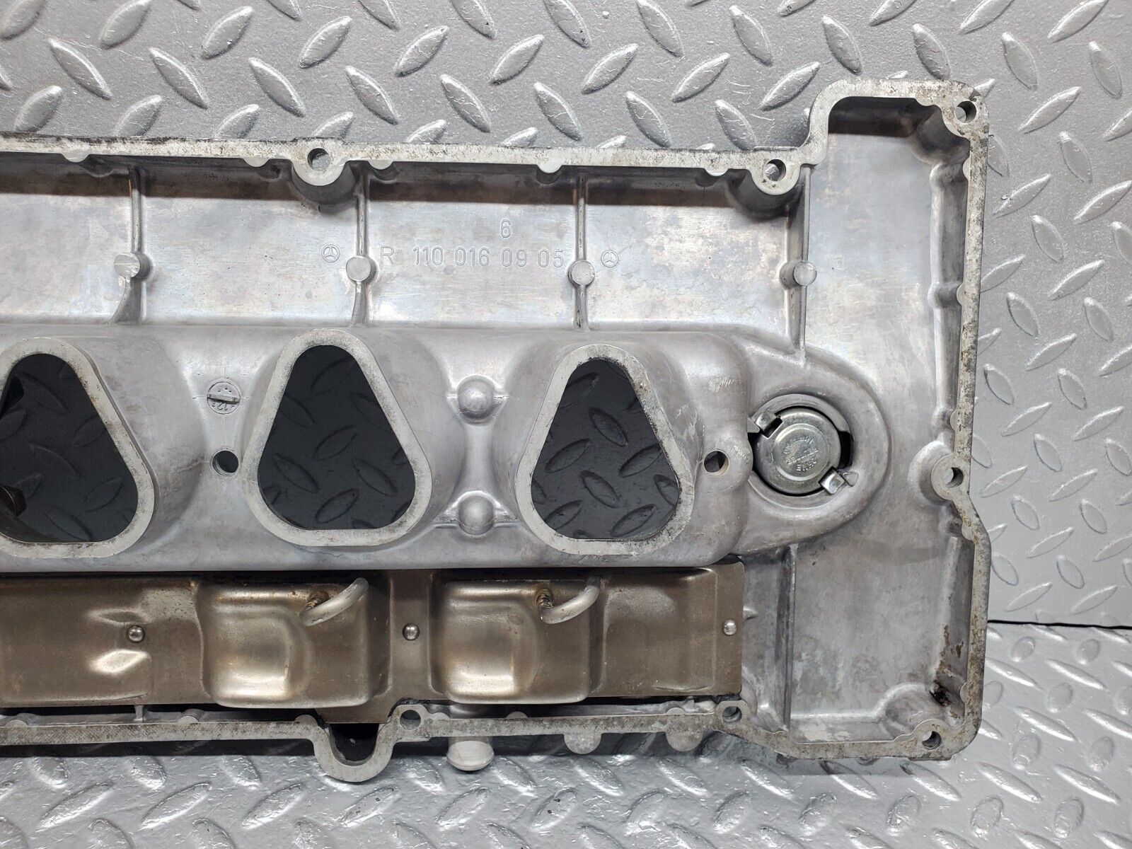 45437 Mercedes-Benz 280E M110.988 Cylinder Head Valve Cover 1100160905