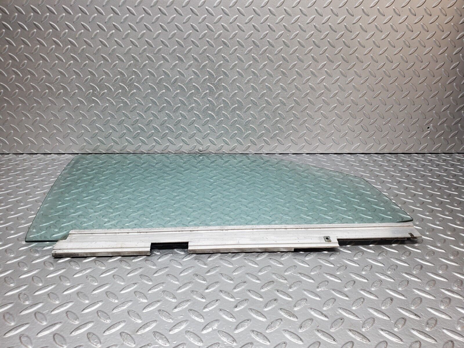 45800 Mercedes-Benz W126 420SE Front Right Door Window Glass