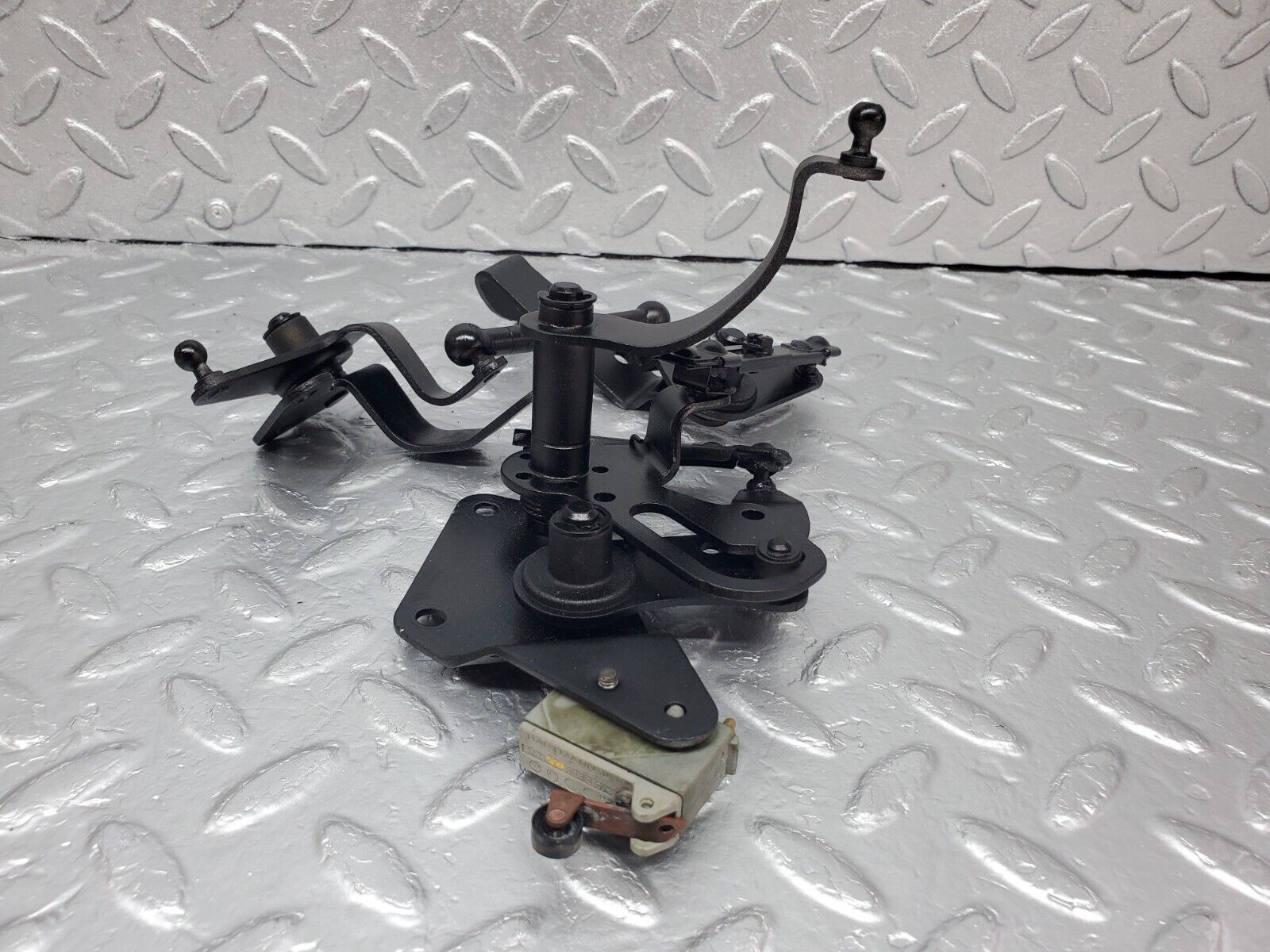 45411 Mercedes-Benz 280E M110.983 Throttle Linkage 0025450114