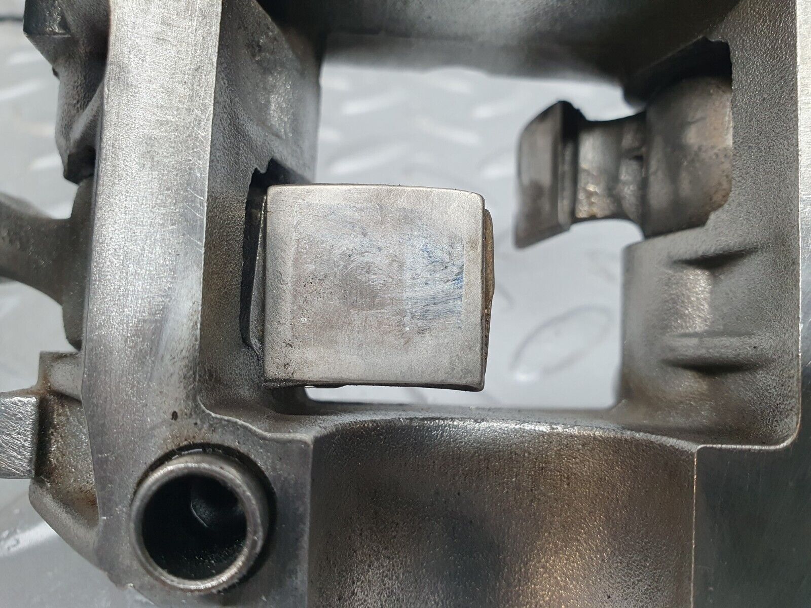 43065 Mercedes-Benz W123 Rocker Arms Camshaft Bearing Block 1020512110