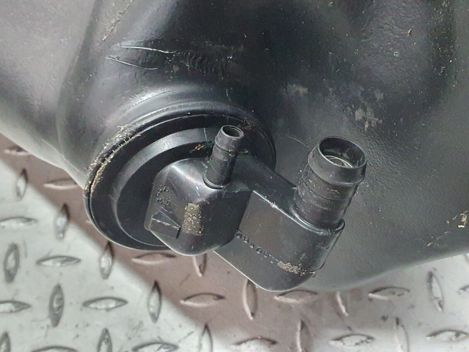 41999 Mercedes-Benz W202 C200 Fuel Tank Plastic 2024706901