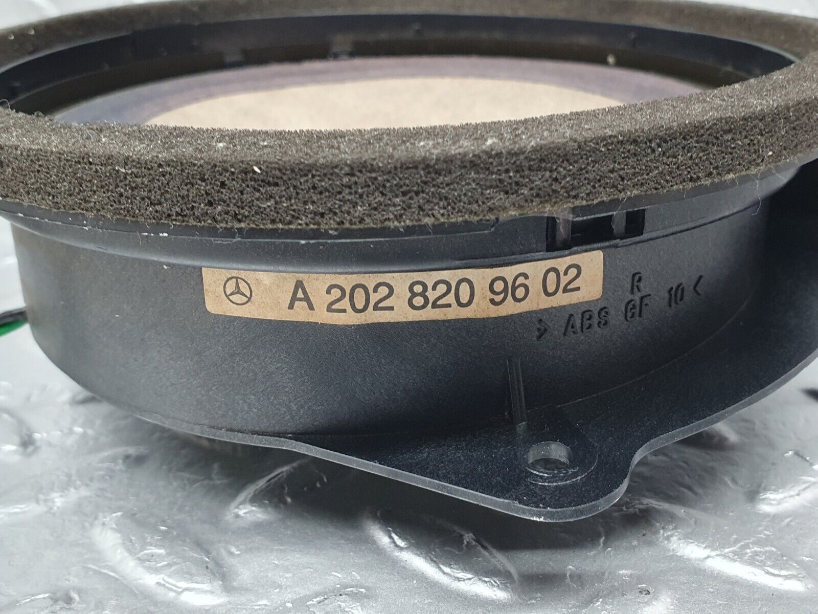 41810 Mercedes-Benz W202 C200 Front Door Loudspeaker Right 228209602