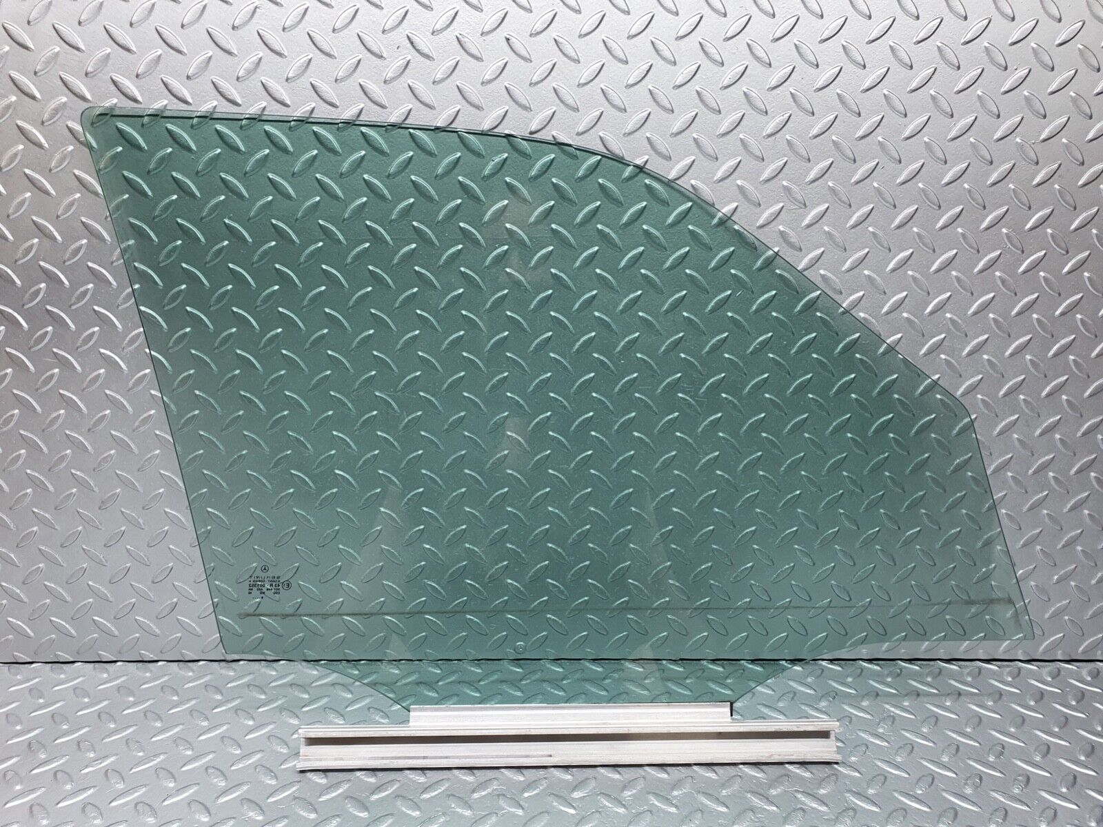 41994 Mercedes-Benz W202 C200 Front Left Door Window Glass