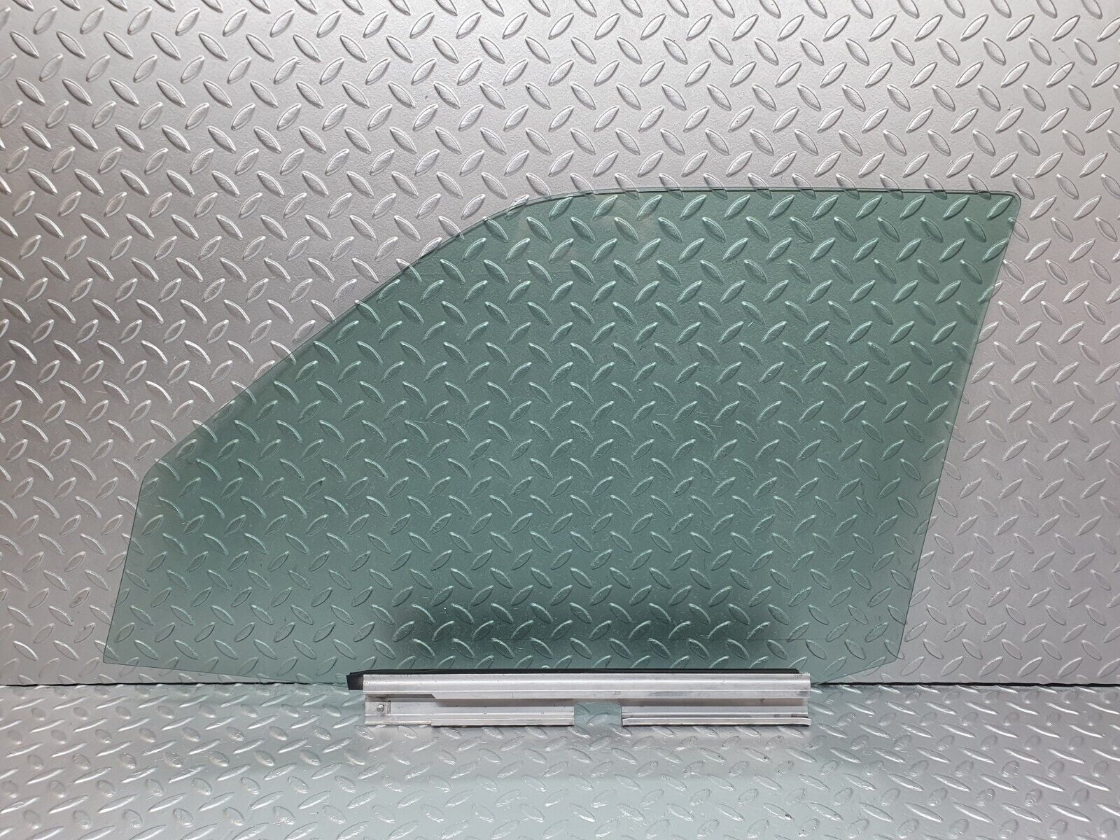 42868 Mercedes-Benz W201 190 2.0L Front Right Door Window Glass