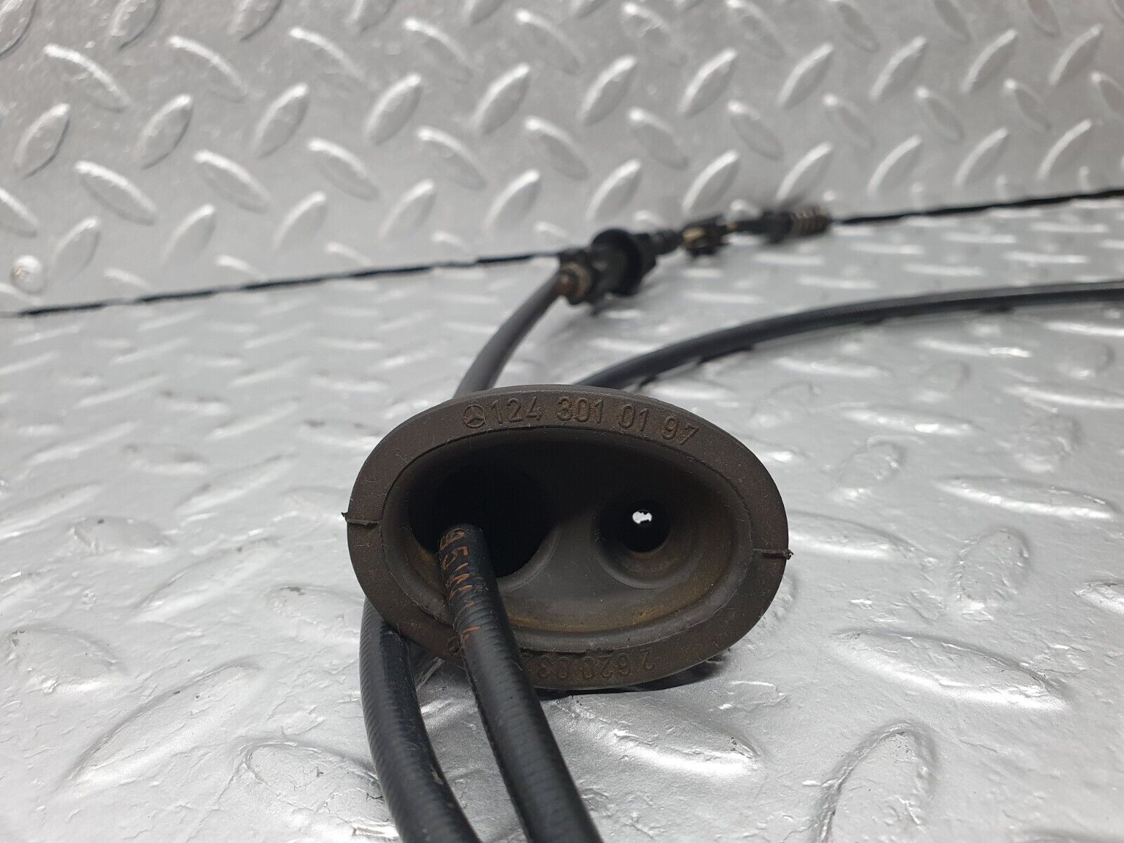 42368 Mercedes-Benz R129 320SL Coupe Accelerator Cable 1293002130 1243010197