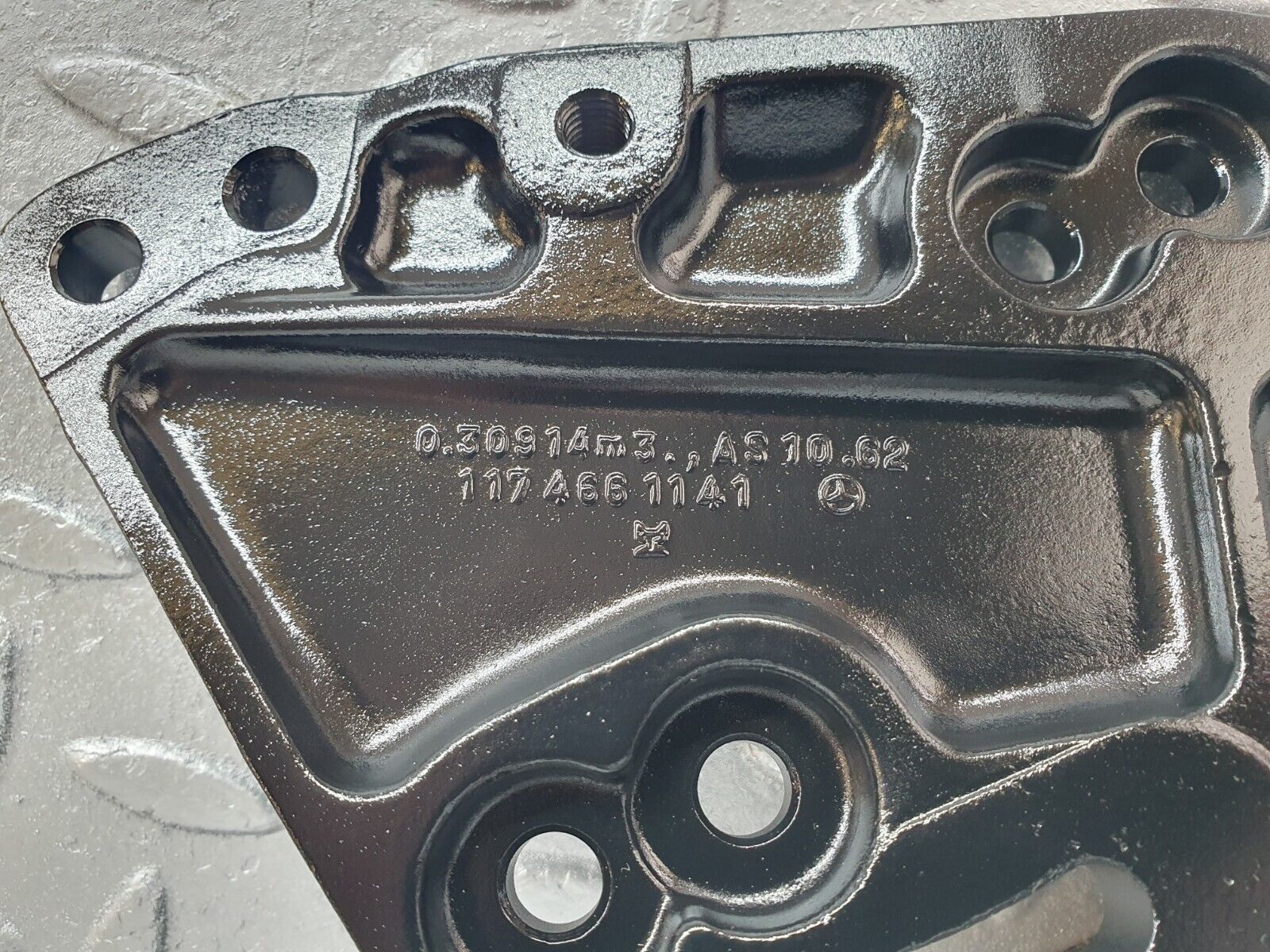 43551 Mercedes-Benz C126 380SEC Coupe Power Steering Pump Bracket 1174661141