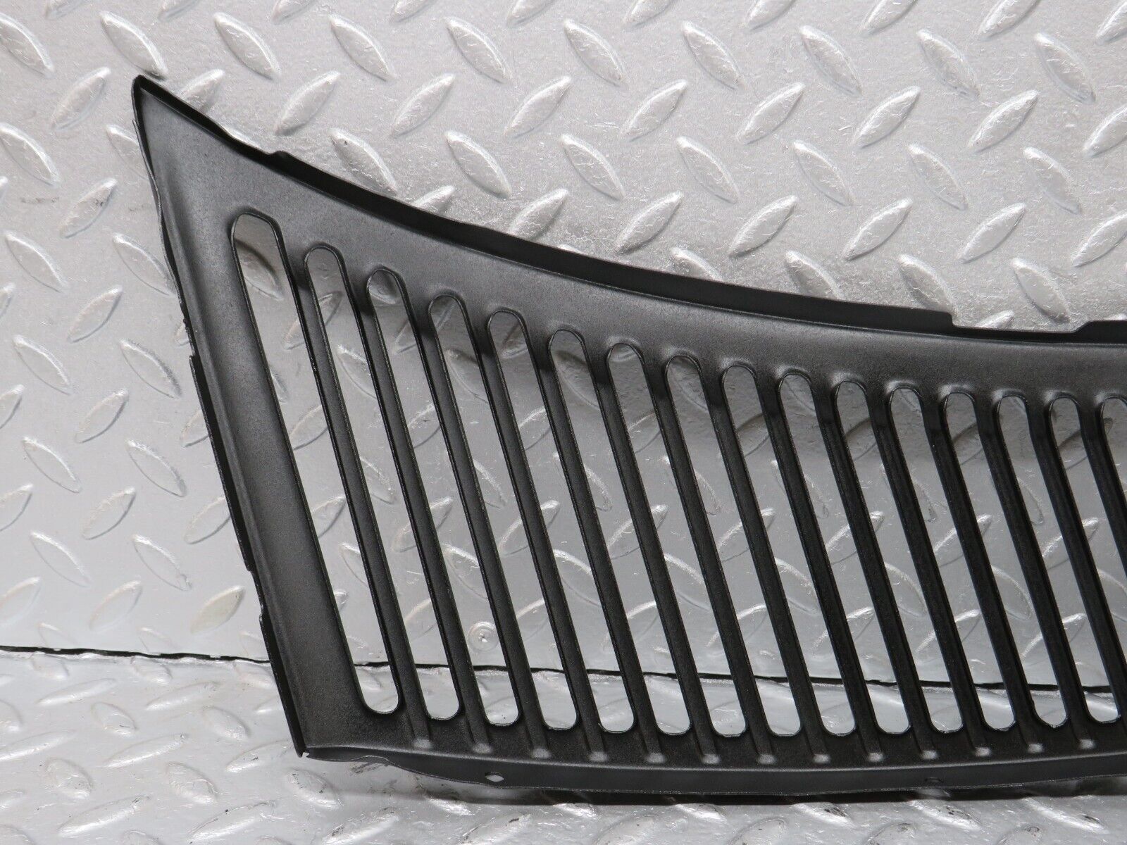 40081 Mercedes-Benz R107 350SL Air Intake Grill Left Side