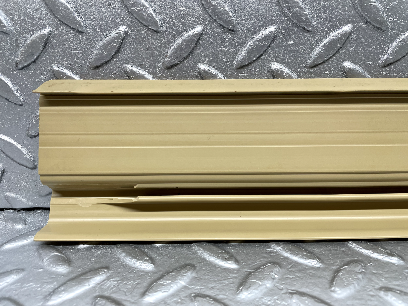 44264 Mercedes-Benz W123 280E Rear Right Door Sill Trim Beige