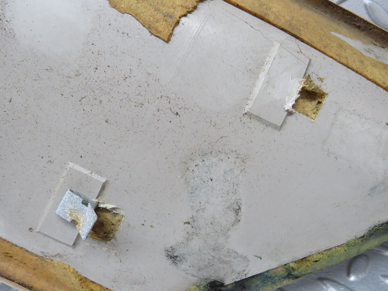 39842 Mercedes-Benz R107 350SL Hardtop C Pillar Cover Left Side Cream