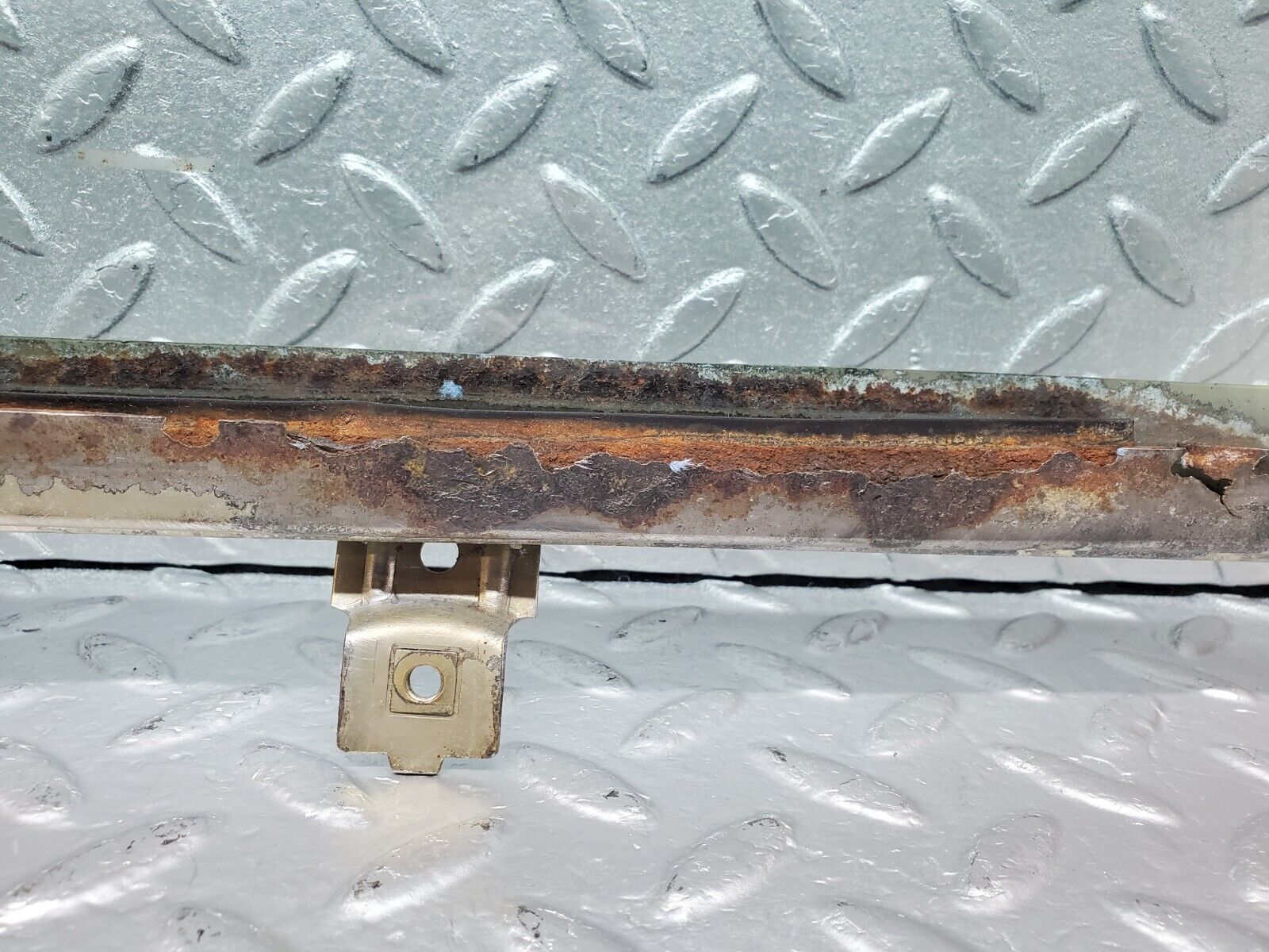 44365 Mercedes-Benz W123 280E Front Left Door Window Glass