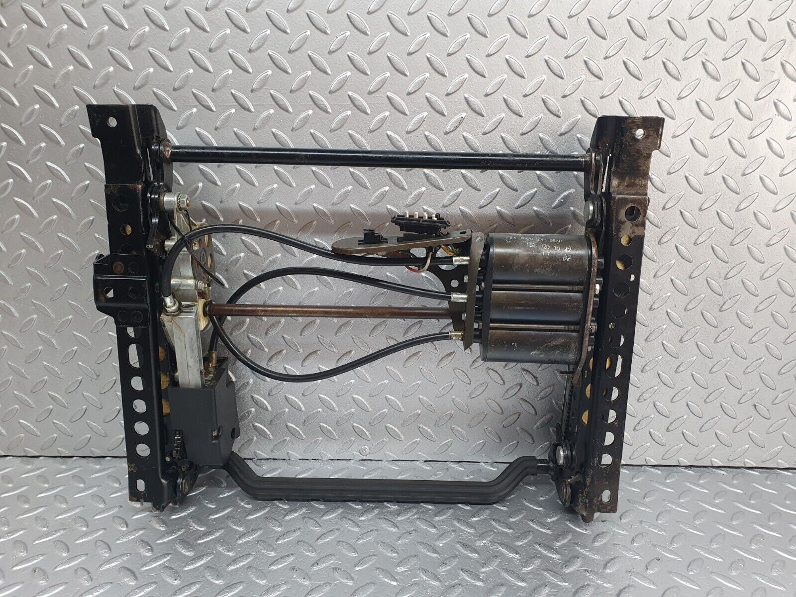 43825 Mercedes-Benz C126 380SEC Coupe Front Left Electric Seat Base 1268201042