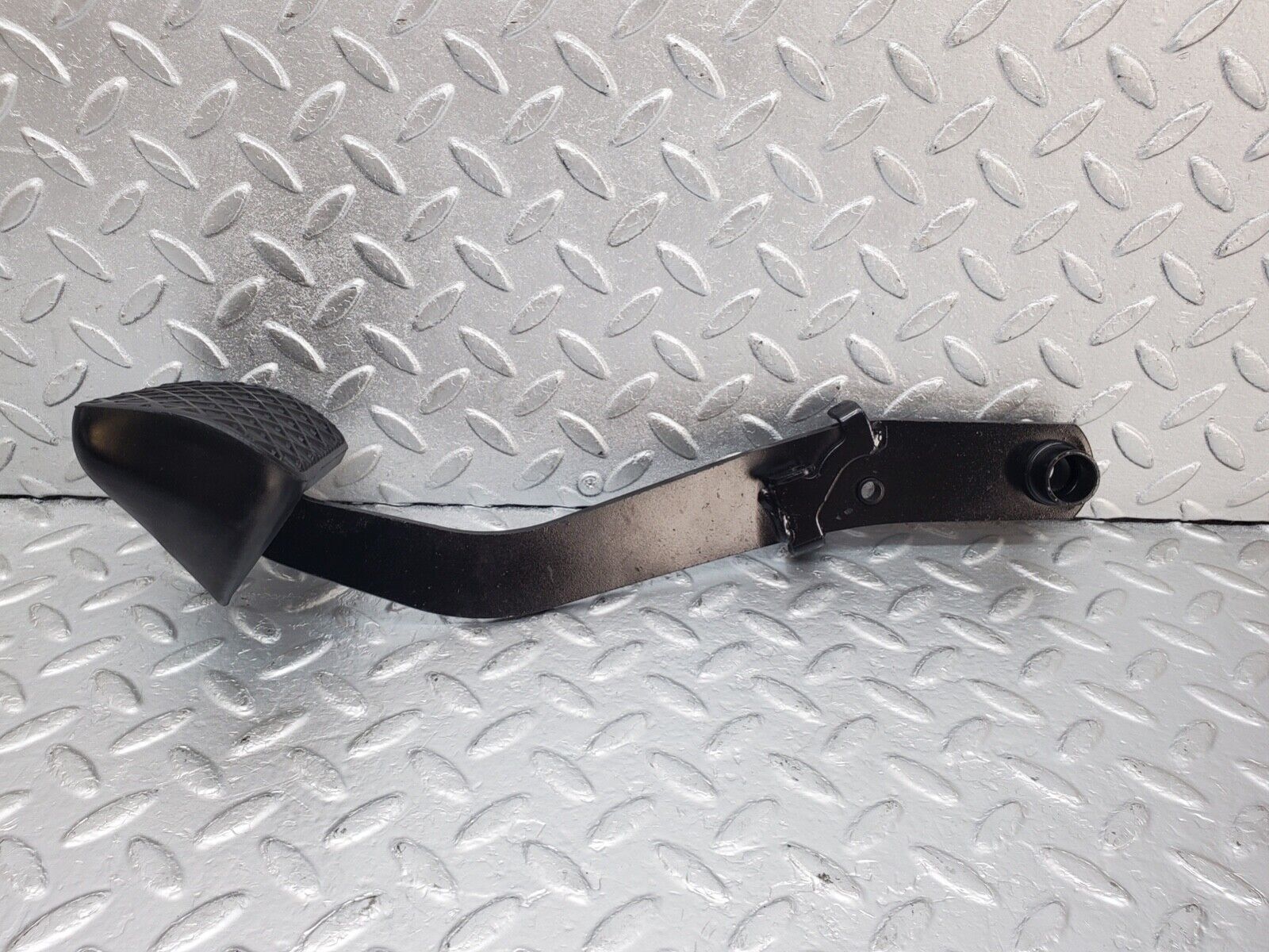 44592 Mercedes-Benz W124 220E Brake Pedal With Rubber 1232910082