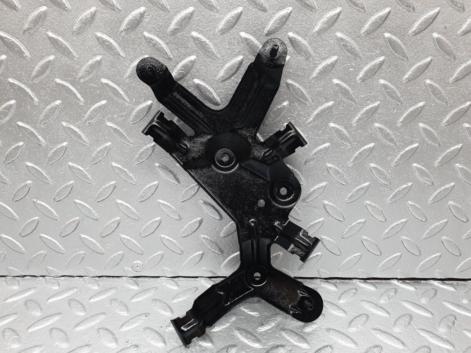 42121 Mercedes-Benz W202 C200 Fuel Pump Bracket