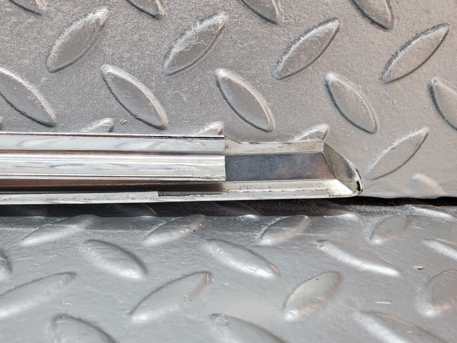 45809 Mercedes-Benz W126 420SE Front Left Door Chrome Moulding Trim