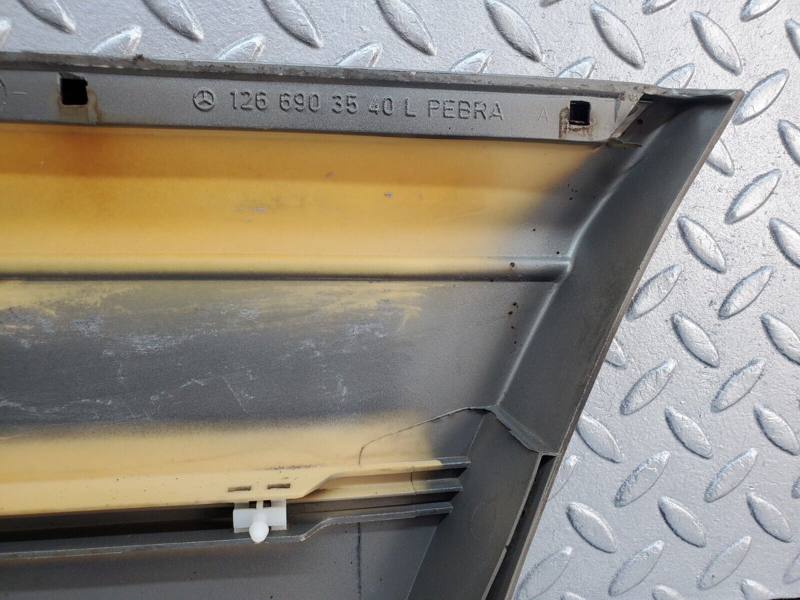 45703 Mercedes-Benz W126 420SE Front Left Fender Wing Moulding Trim 1266903540