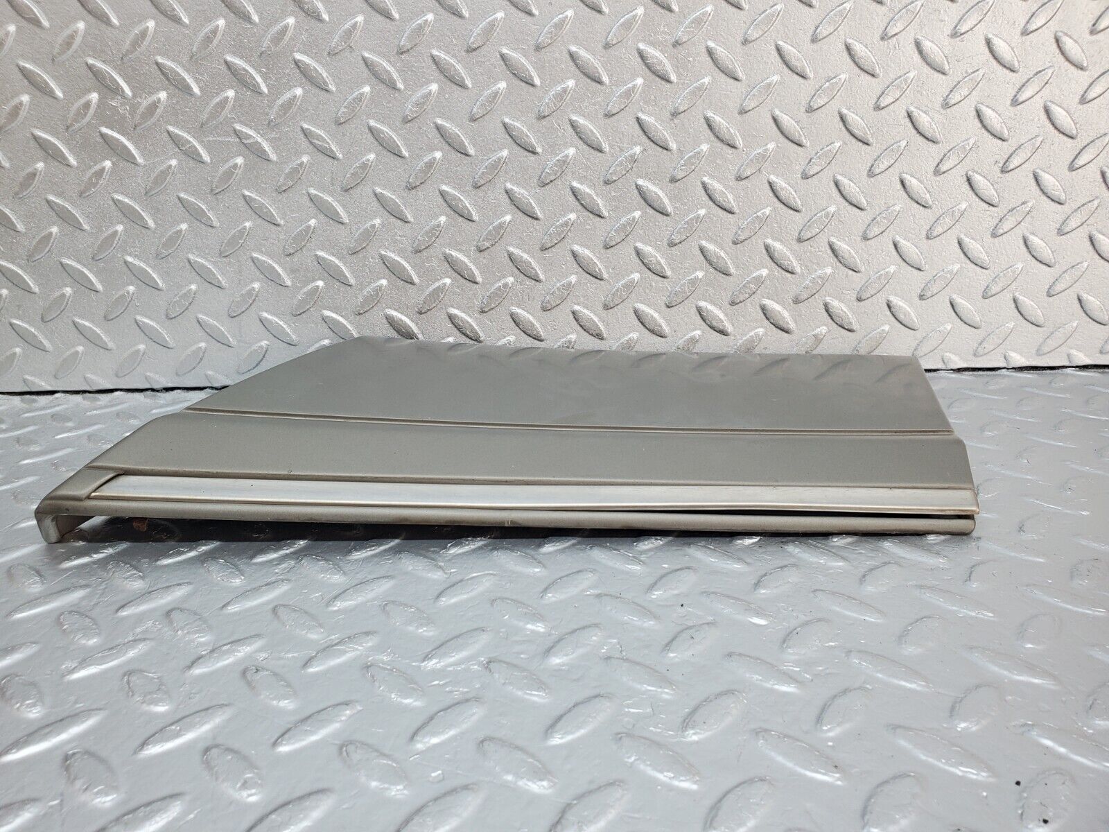 45702 Mercedes-Benz W126 420SE Front Right Fender Wing Moulding Trim 1266903640