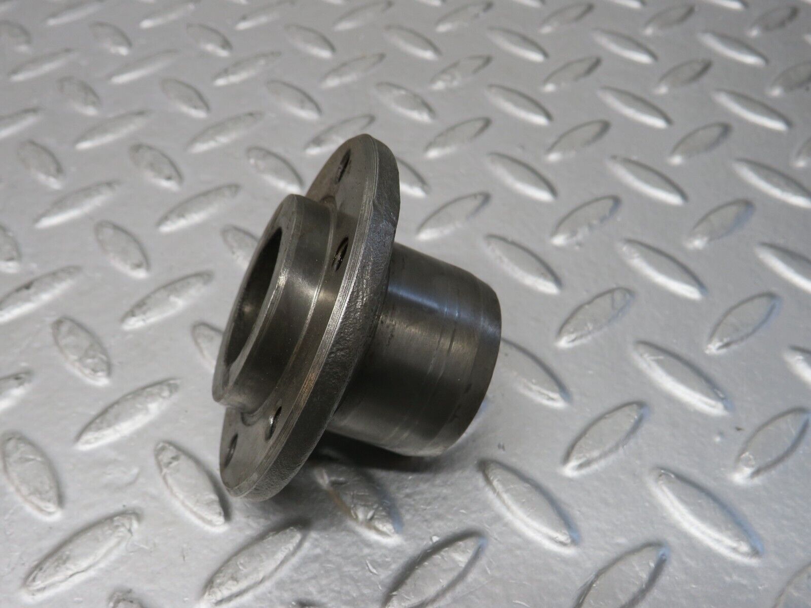 32877 Mercedes-Benz C107 R107 350 V8 Crankshaft Sleeve Hub