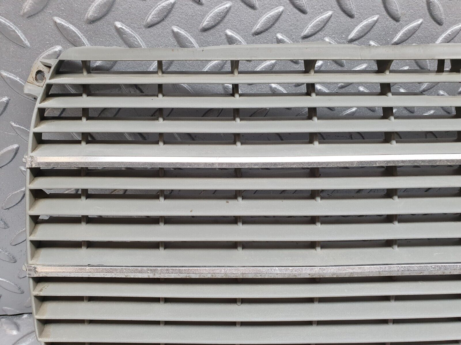 44103 Mercedes-Benz C123 230CE Coupe Bonnet Grill