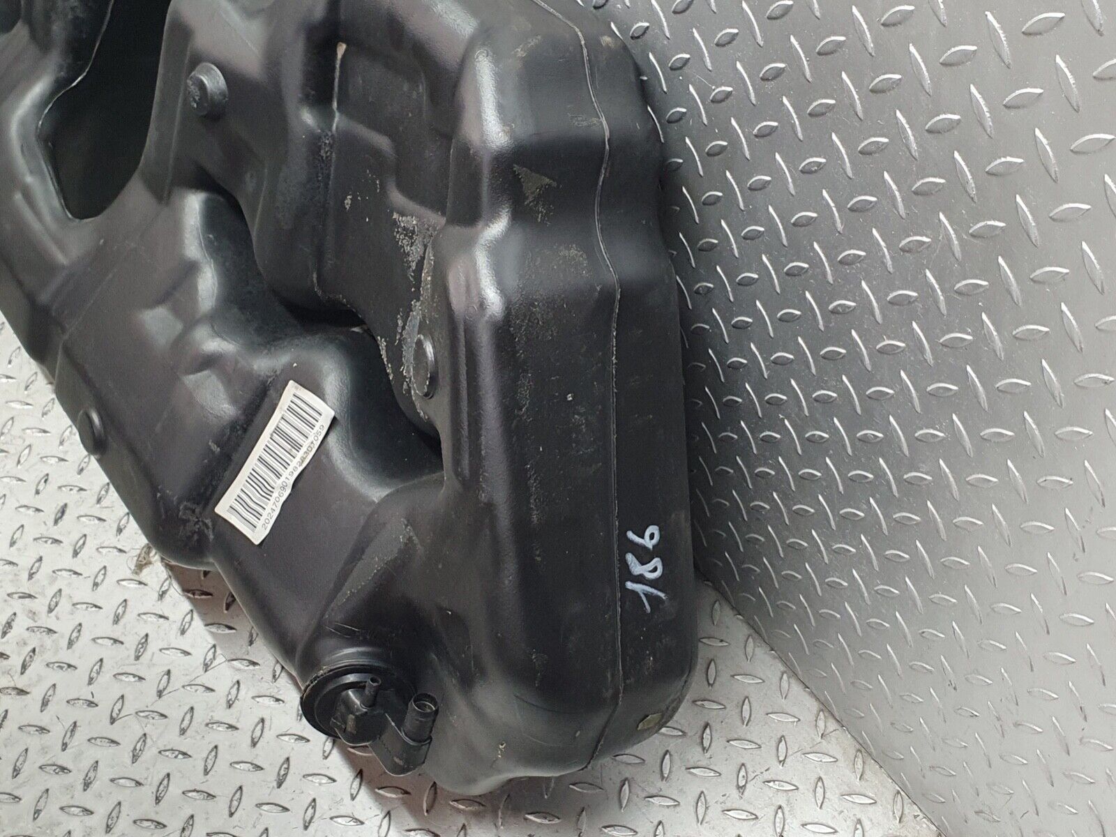 41999 Mercedes-Benz W202 C200 Fuel Tank Plastic 2024706901