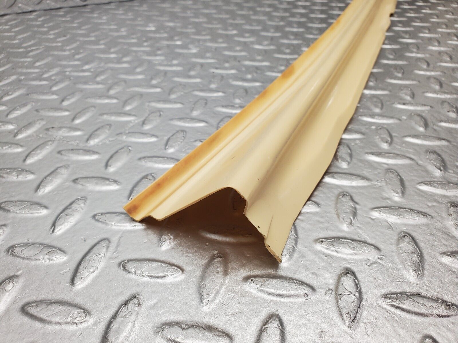 46742 Mercedes-Benz R129 320SL Coupe Right Door Sill Trim Beige 1297271088