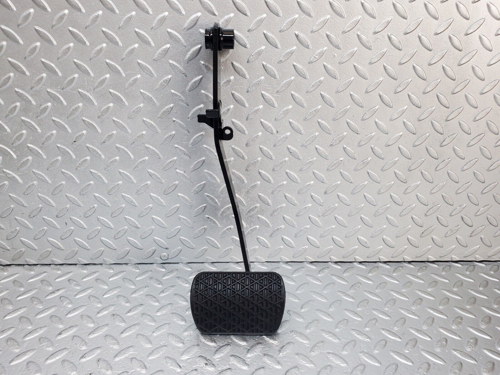 44592 Mercedes-Benz W124 220E Brake Pedal With Rubber 1232910082