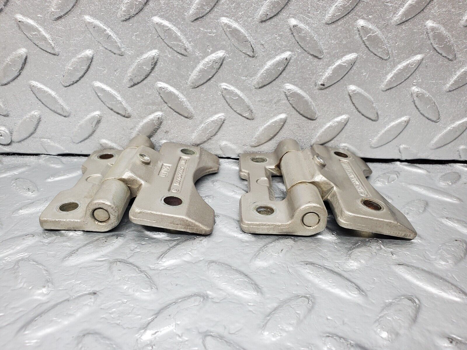 45552 Mercedes-Benz W126 420SE Door Hinge Pair Left Side 1237200037