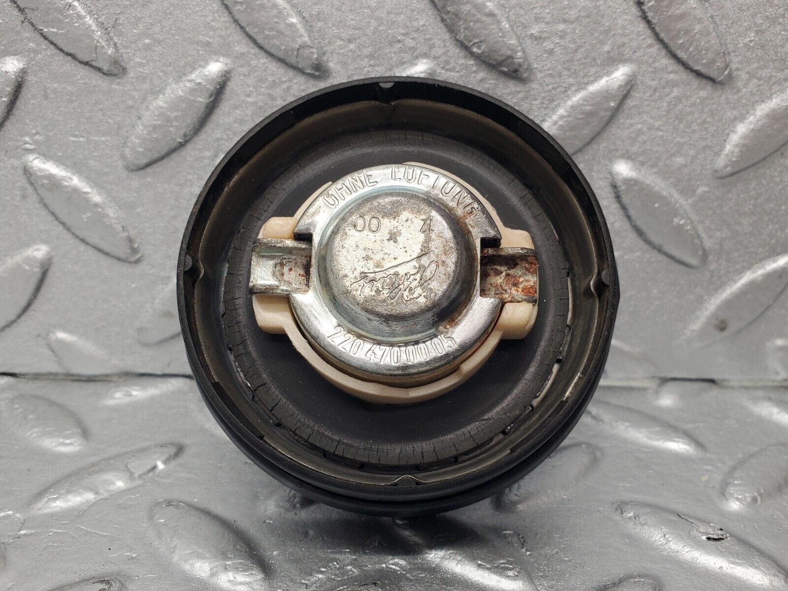 46110 Mercedes-Benz W220 S430 Fuel Tank Cap 2204700005