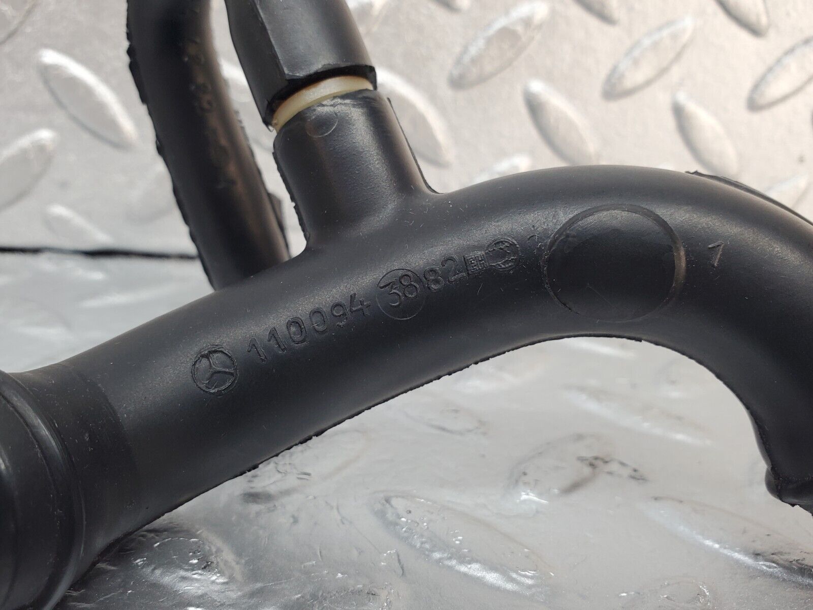 45397 Mercedes-Benz 280E M110.983 Air Intake Pipe 1100943882 1100944882