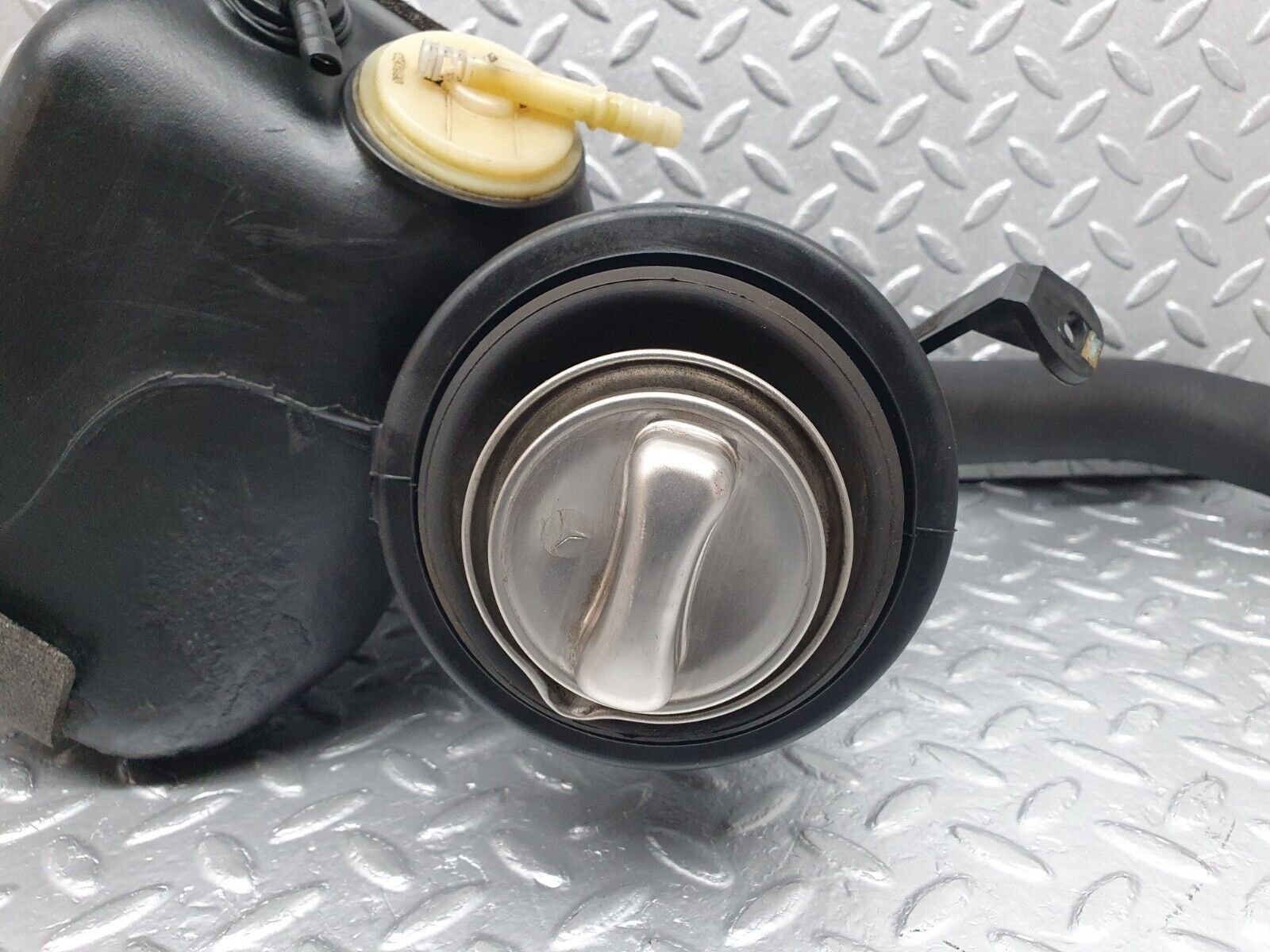 41775 Mercedes-Benz W202 C200 Fuel Filling Pipe Expansion Tank 2024701389