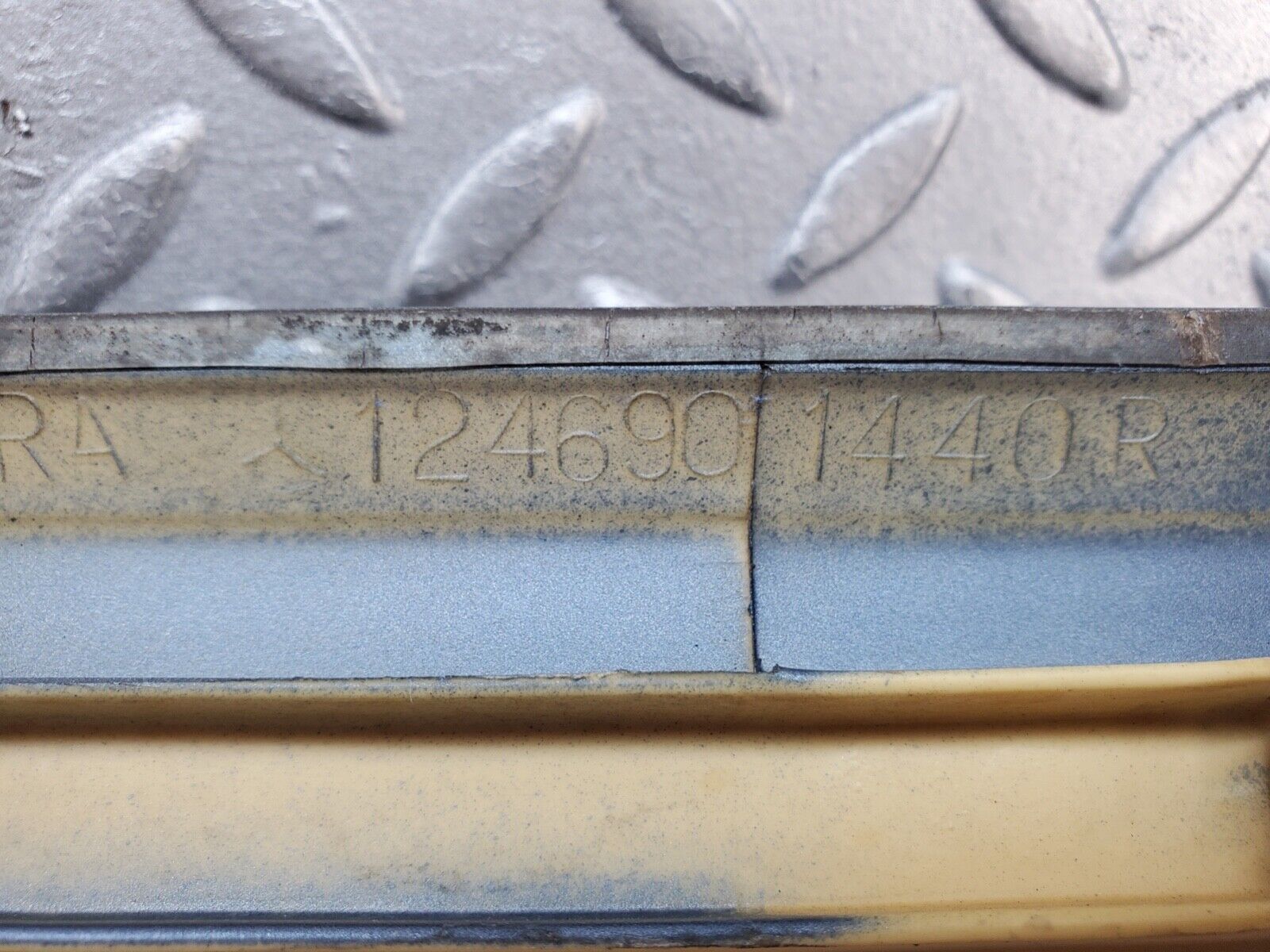 44645 Mercedes-Benz W124 220E Front Right Fender Wing Moulding Trim 1246901440