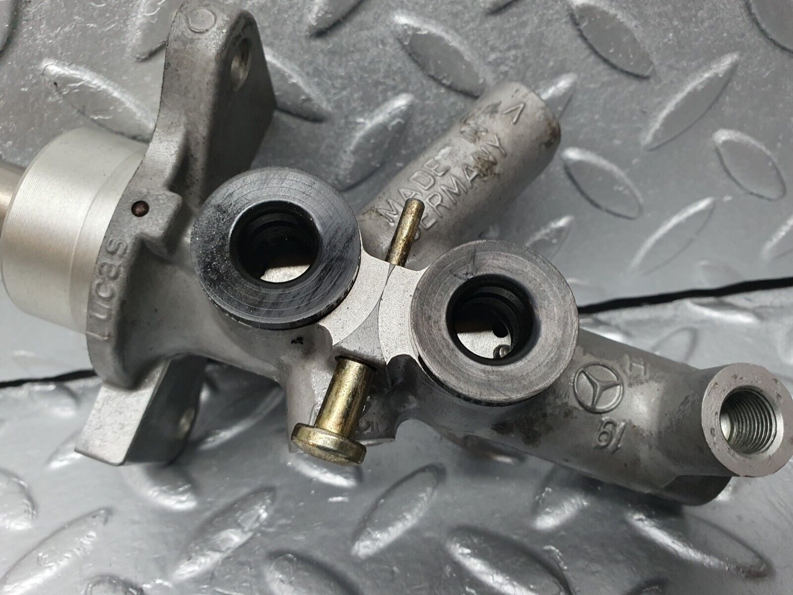 41790 Mercedes-Benz W202 C200 Brake Master Cylinder Lucas