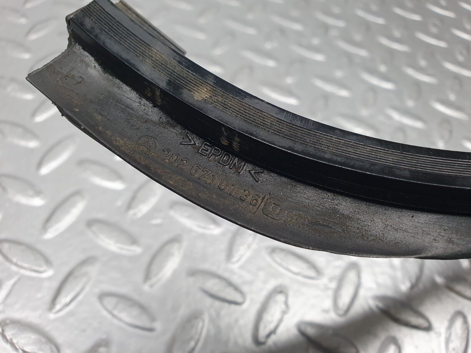 41932 Mercedes-Benz W202 C200 Rear Windscreen Frame 2026710236 2026710136