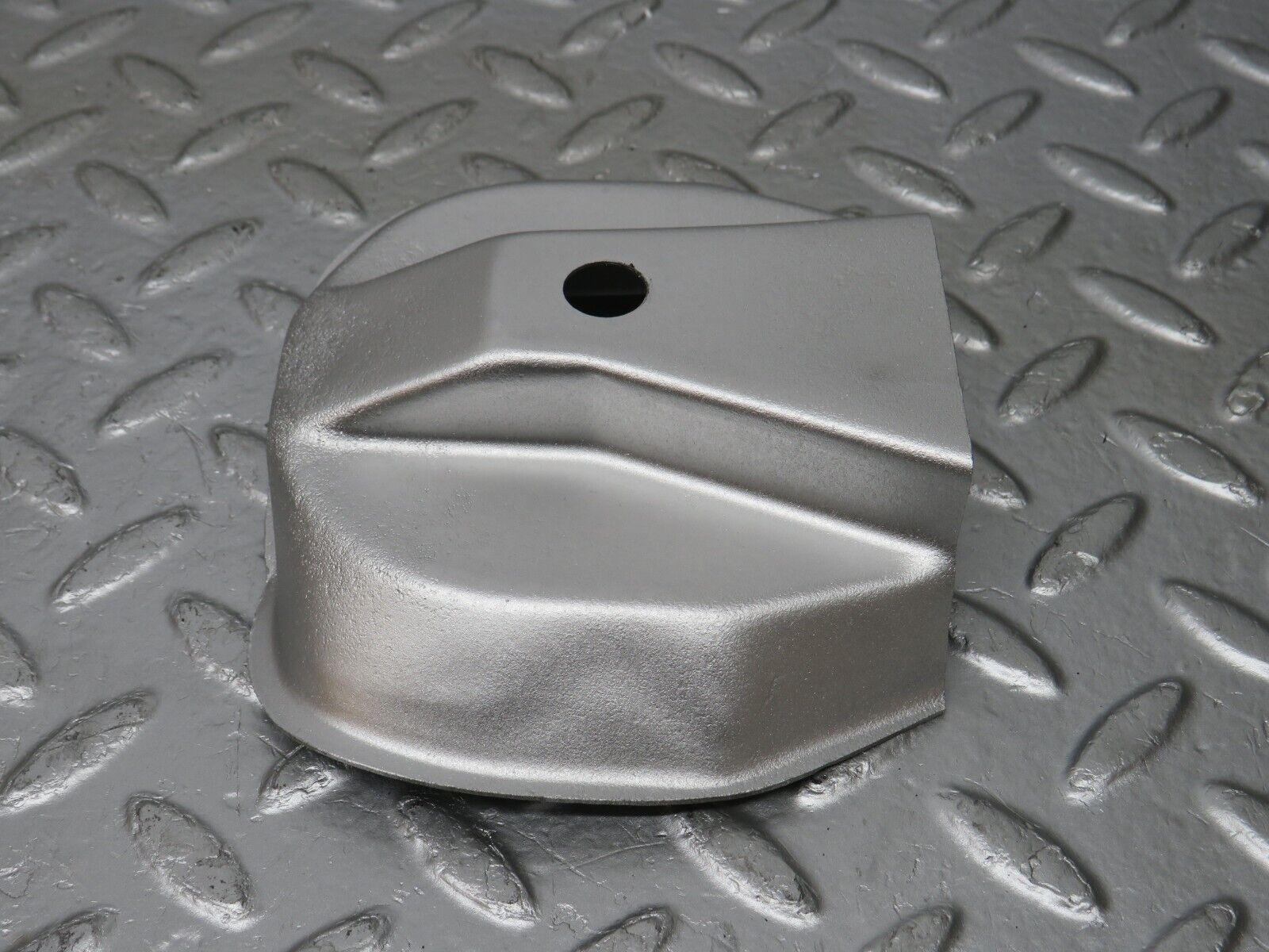 32991 Mercedes-Benz C107 R107 350 V8 Engine Mount Bracket