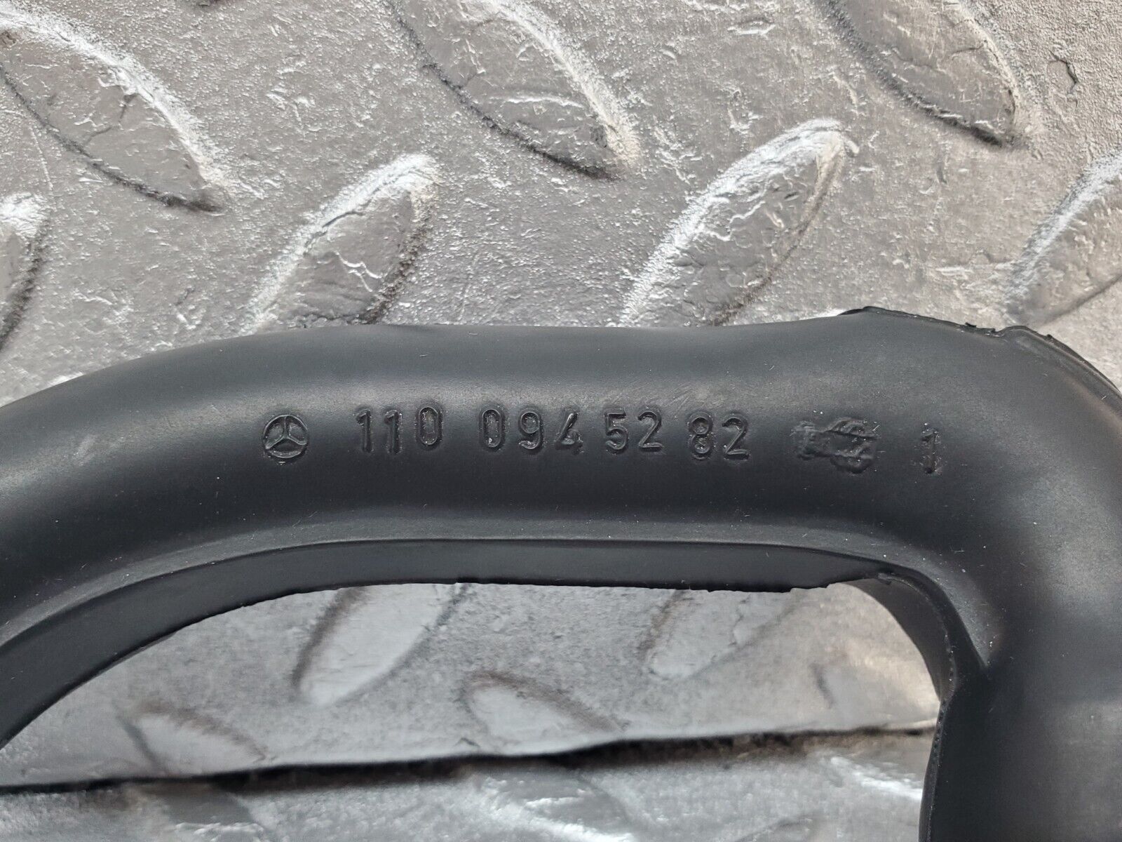 45394 Mercedes-Benz 280E M110.983 Air Intake Pipe 1100945282