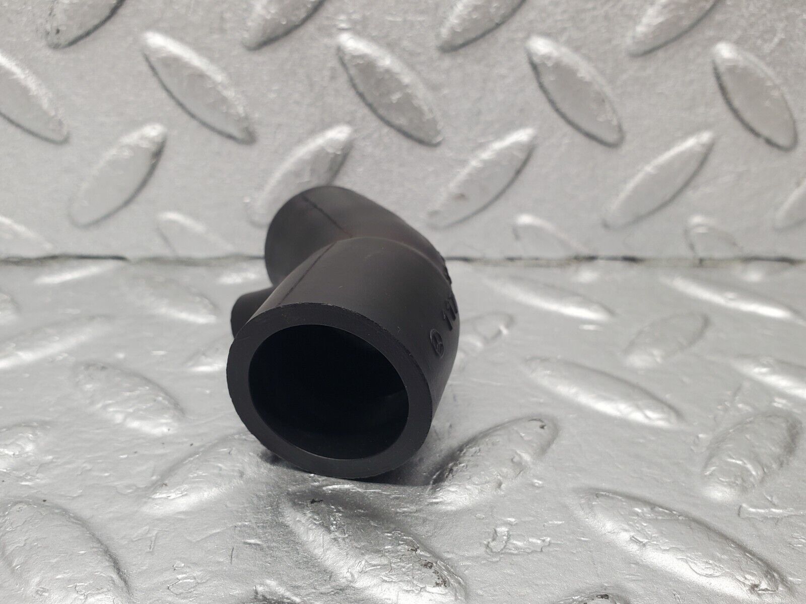 46084 Mercedes-Benz W126 420SE Crankcase Breather Hose Pipe 1170940882