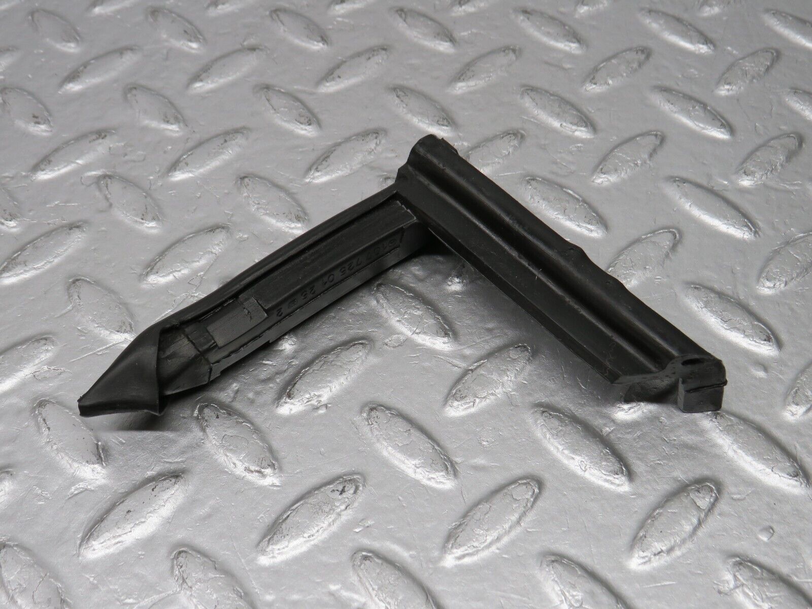 39172 Mercedes-Benz R107 500SL Front Left Rubber Window Guide 1077250125