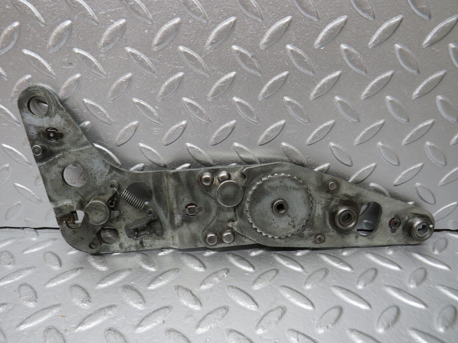 33208 Mercedes-Benz R107 Front Right Seat Hinge Pair 0009107585 0009108086