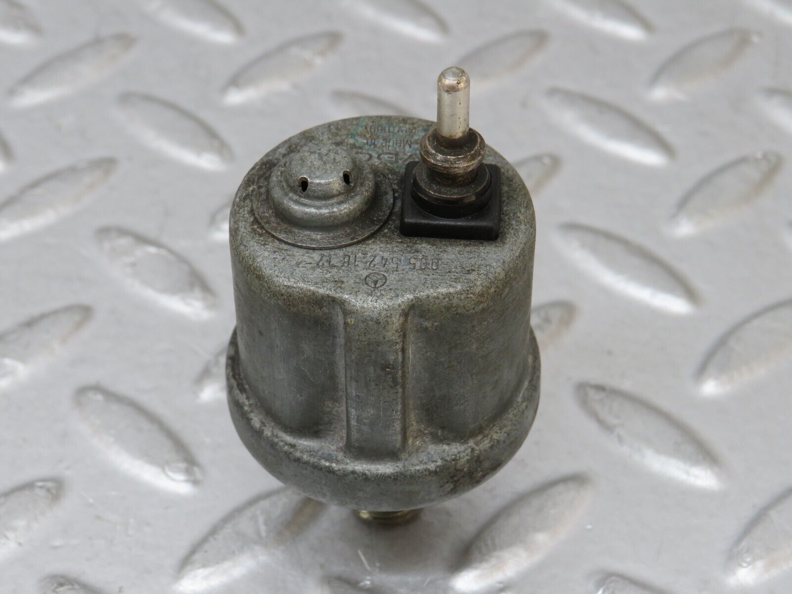 35536 Mercedes-Benz R107 280SL Oil Pressure Sensor VDO 0055421817