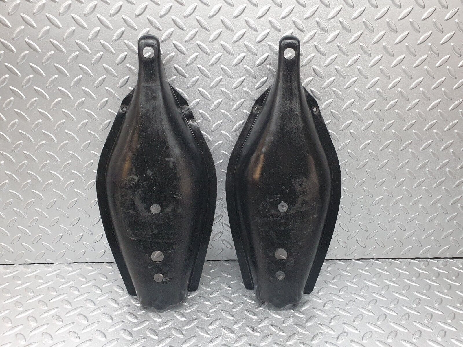 42747 Mercedes-Benz W201 190 2.0L Rear Control Arm Cover 2x 1243520088