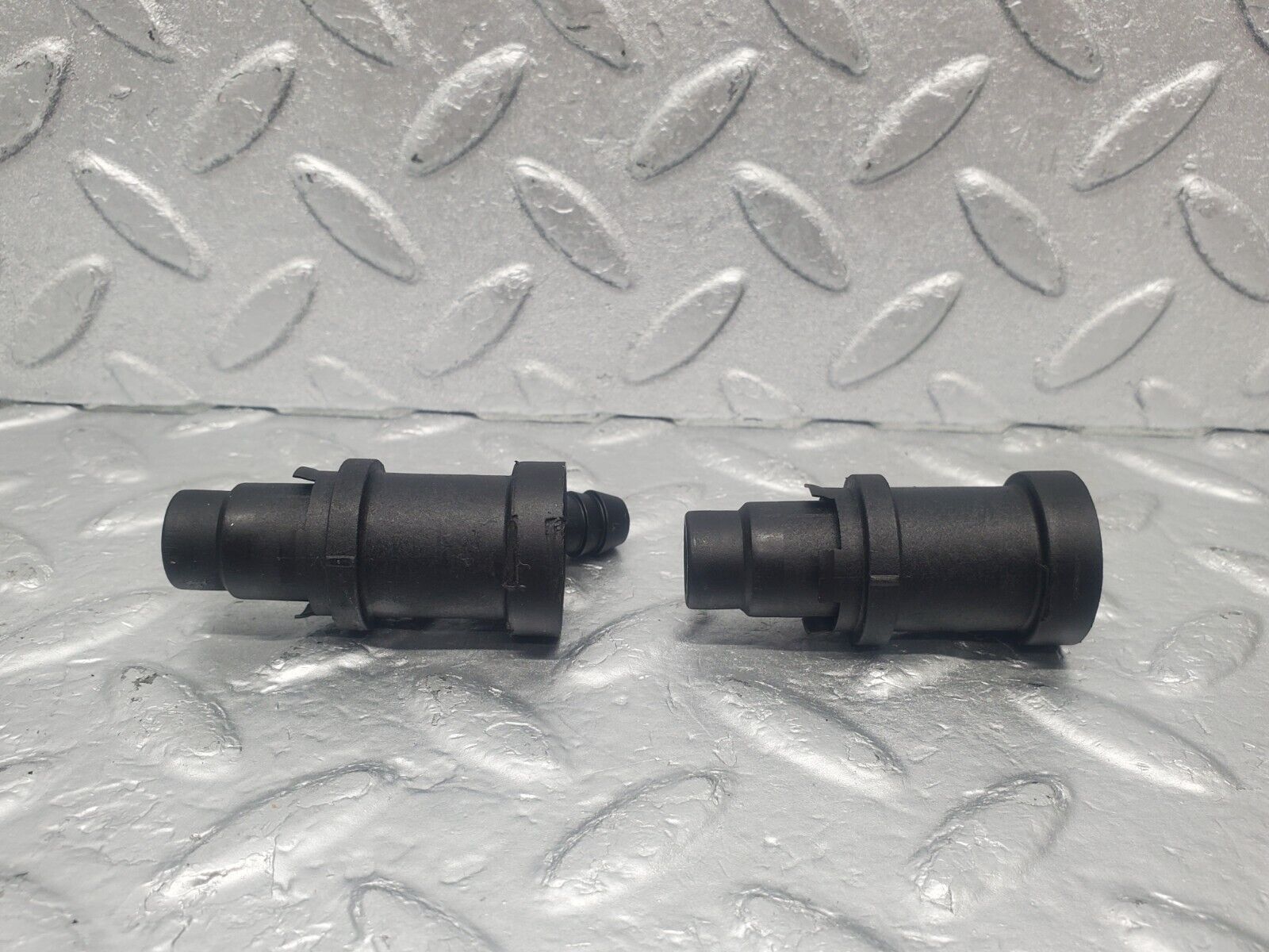 46037 Mercedes-Benz W126 420SE Fuel Injector Holder 2X