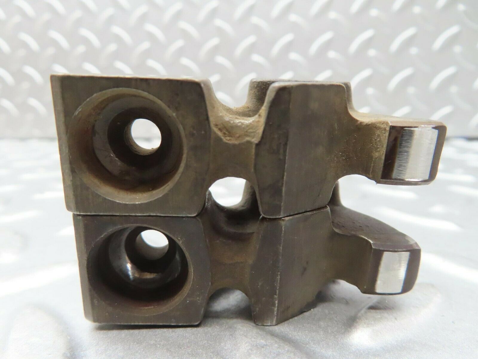 15700 Mercedes-Benz R107 450SL Valve Rocker Arm With Valve Tappet Pair